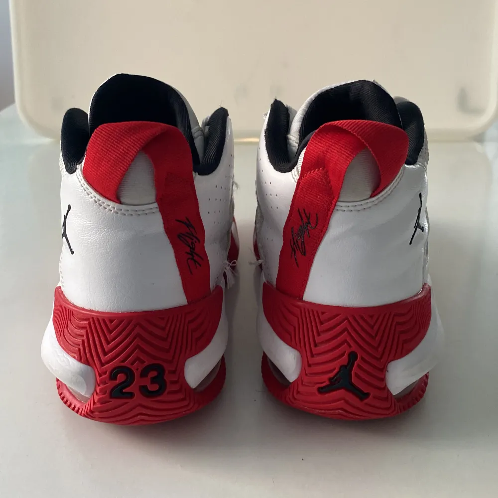 Nike Jordan Stay Loyal DC7230-106 White & Red Basketball Shoes Storlek 39 Mycket bra skick. Bara använda fåtal gånger och enbart inomhus.. Skor.