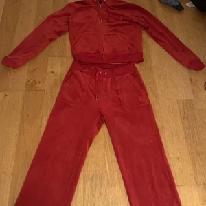 Rött juicy couture sett - Byxorna är i storlek S och tröjan är i M, byxorna är uppsydda ås dom passar mig som är 155 därmed av lite längre pris! Vid snabb affär kan pris diskuteras🩷