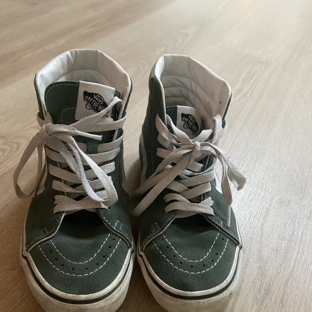 Säljer mina superfina gröna höga vans! Superfina men kommer inte längre till användning. Storlek 37 men har själv storlek 38 i alla mina andra skor🥰. Skor.