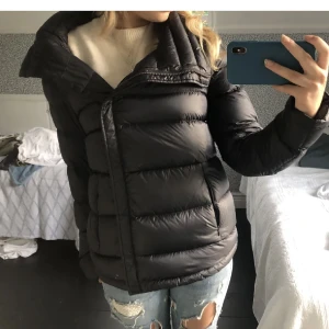 Colmar jacka  - Säljer denna då jag ej gillar den rikrigt! Nypris 4999kr, italiensk storlek 38 så den motsvarar 34 i svensk! Men skulle sälja att den är ganska stor i storleken 💋💋finns inga defekter och är nyligen kemtvättad