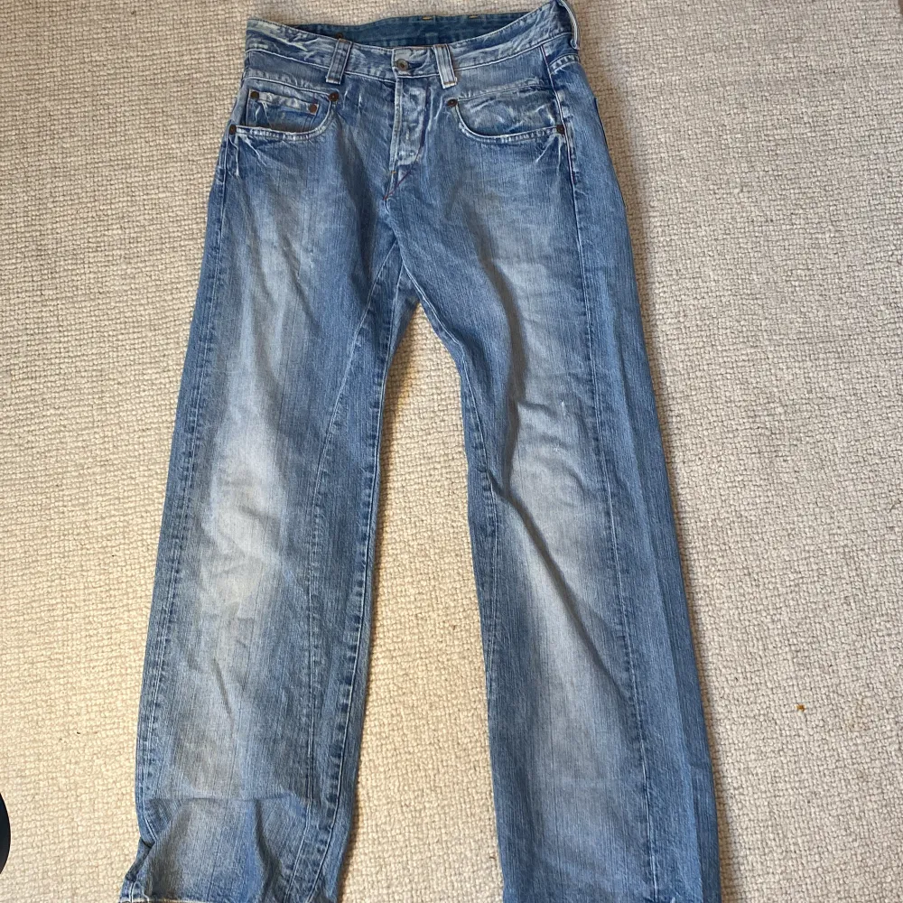 Väldigt coola jeans. Loosefit. Längd 110cm. Bredd 42cm. Jeans & Byxor.