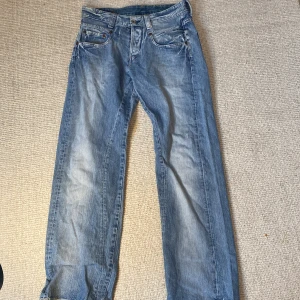 Jeans - Väldigt coola jeans. Loosefit. Längd 110cm. Bredd 42cm