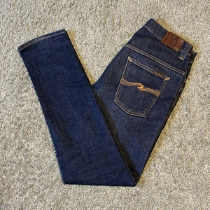 Nudie jeans - Ett par asfeta Nudie Jeans i storlek 33/34! Slim fit och i mycket bra skick! 