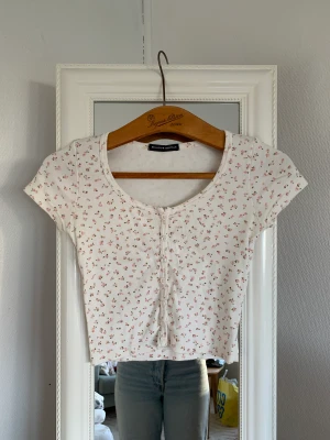 Blommig topp från brandy Melville  - Blommig crop top från Brandy Melville i mycket bra skick, storlek one size (typ 36)