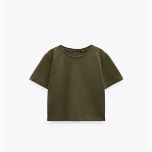 Zara t-shirt - Croppad -shirt från zara som jag köpte i L för att ha den lite ”oversized”, funkar på mig med S😇💝💞💞