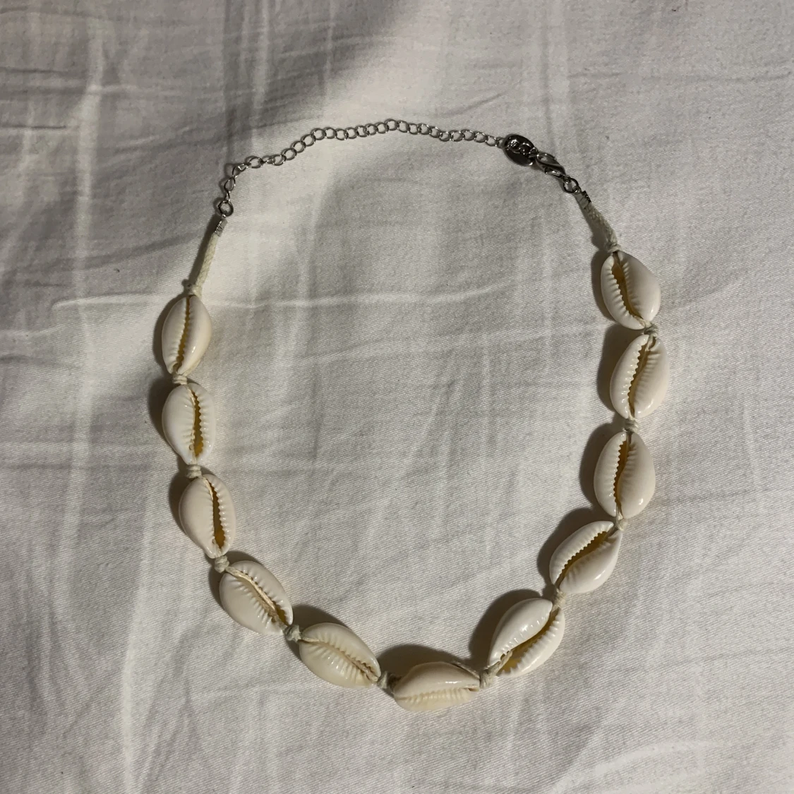 Halsband med snäckor