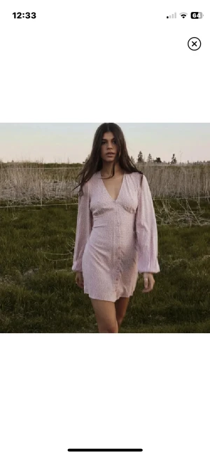 Rosa klänning  - Rosa klänning från Nelly💓endast använd en gång. Säljer pga jag tyckte den var för kort på mig som är 175💓