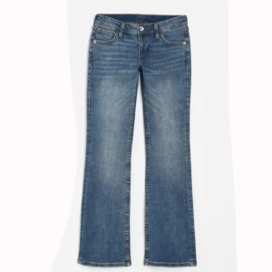 Lågmidjade jeans - Säljer dessa slutsålda lågmidjade jeans från H&M då jag inte tycker de passar mig, endast använda 1 gång. Köparen står för frakten❤️