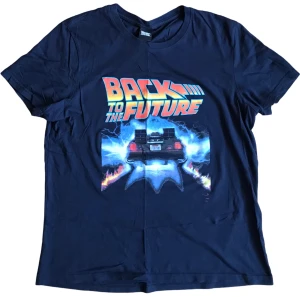 Back to the Future T-Shirt - Officiell Merch från Back to the Future. Tröjan är i fint skick, storlek S. Ställ gärna frågor!😊