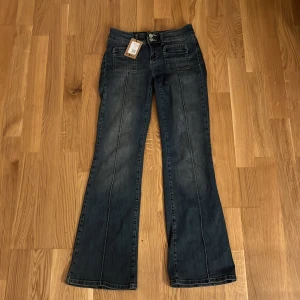 Jenas  - Ett par jätte fin jeans från Nelly som inte passar mig men ordenarie priset är 699.💕💕Helt nya från sellpy