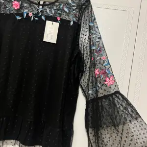 Säljer helt ny blouse , ny priss 499 kr