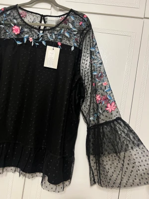 Junarose - Säljer helt ny blouse , ny priss 499 kr