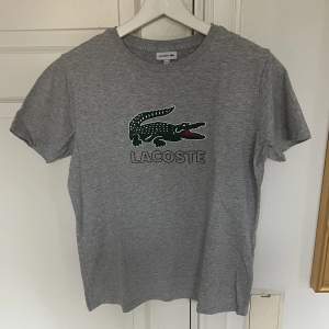 Fin t-shirt från Lacoste i bra skick🩶. Pris kan alltid diskuteras. Köparen står för frakt💕
