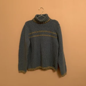 Stickad - Stickad polotröja från peak performance, bra men använt skick