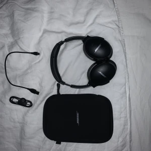 Bose Sc - Nyskick, endast lad kabel följer med då katten bitit sönder själva hölurssladden.