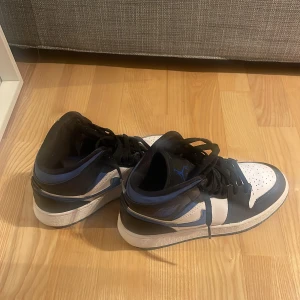 Jordan mid blue  - Säljer mina jordans för att ja inte använder dom längre, nypris 3000 där av mitt pris 