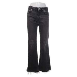 Zara jeans i storlek 38, men är rätt små i storleken. Köptes för bara några månader sedan men kom inte till användning. Nypris 400kr🩷