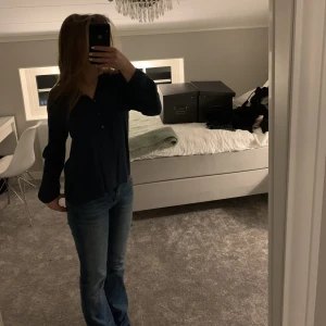 Blus marinblå - En blus från designed by 2-biz, storlek L men sitter som en S, knappt använd, ”tryck inte på köp nu” kontakta mig vid frågor eller fler bilder. 