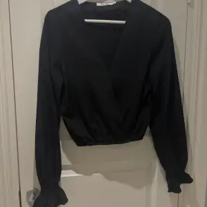 Svart blus med volang nere vid ärmen🖤