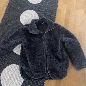 Teddy jacka - Säljer nu min gråa teddyjacka! Så mysig till vintern, köpt en ny så den kommer ej till användning ❤️ Storlek XS