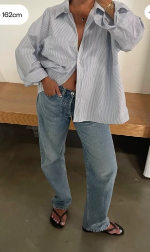 Djerf Avenue Jeans  - Säljer ett par helt oanvända jeans från Djerf Avenue (prislappen sitter kvar) i storlek 28. Bilder lånade från hemsidan, dma mig så fixar jag bilder på de jag har! ☺️ Säljer pga jag missade att skicka tillbaka byxorna i tid 🫠Nypris 1299kr