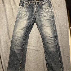 Smog jeans - Ett par smog jeans i utmärkt skick och har inga hål eller andra defekter.  Byxorna är i storlek W34 L36 och är i straight fit. Hör av dig för fler bilder eller frågor. Mvh Scandinav garderoben.