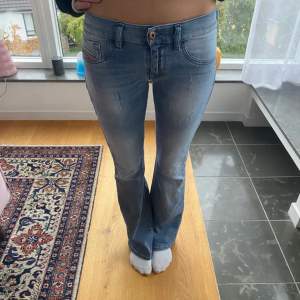 Såå snygga lågmidjade jeans från diesel 🤩😍 skriv för fler bilder på ❣️ väldigt stretchiga! Midja: 37 rakt över, innerben: 83cm ❣️ tryck på köp nu!