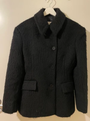 Kort kappa med axelvaddering  - Aldrig använd kort kappa från Carin Wester Inköpt för 2500 kr