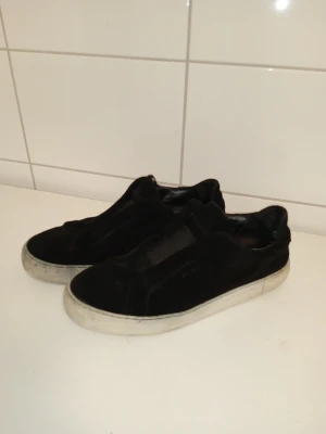 Axel Arigato - Storlek 43 cond 5/10 säljes billigt för vill inte ha dom längre mer bilder kan fås mvh