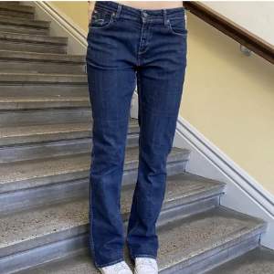 Säljer dessa unika lågmidjade jeansen i en sjyst snygg mörkblå färg! Som nya i skicket. 🙌