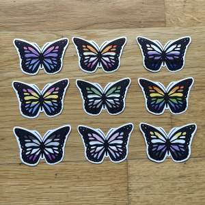 Klistermärken med pride-fjäril design gjort av mig! 🏳️‍🌈 ca 5 cm på bredden! 9 kr/styck eller 5 st för 40 kr & 10 st för 70 kr! 💙frakten är 15 kronor