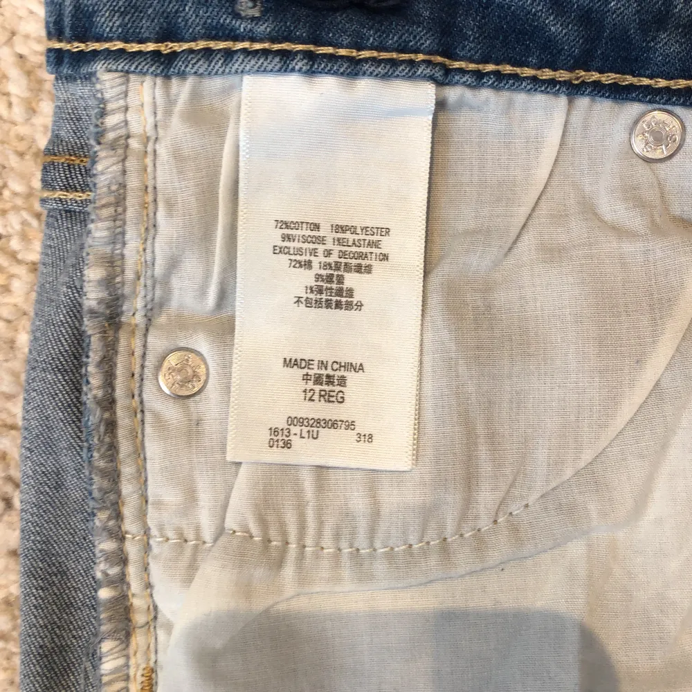 Jättefina Levis jeans! De är storlek 12 Regular, köpta i USA och aldrig använda❤️❤️. Jeans & Byxor.
