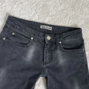 Lågmidjade acne jeans!!! - Säljer dessa assnygga lågmidjade acnejeans!! passformen på dessa jeans skojar man inte bort🤩Säljer då dem tuvärr inte passar längre😩💗 Innerbens längden: 82 cm Midjemått:37 cm 