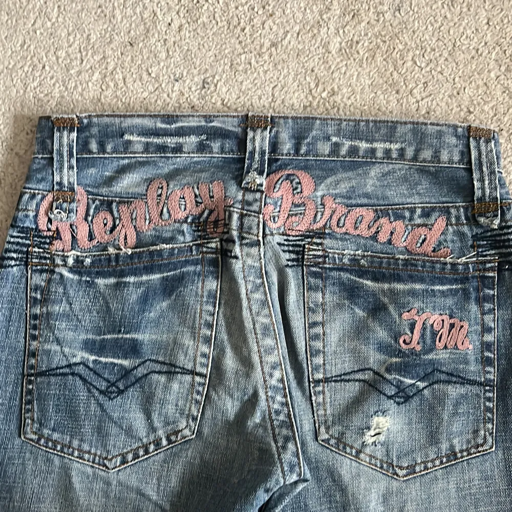 Vintage replay jeans med rosa brodering över baksidan.  Midjemått: 40 cm Innerbenslängd: 76 cm Ytterbenslängd: 99 cm. Jeans & Byxor.