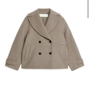 Kappa  - Säljer denna fina brun/beige kappan från arket som är slutsåld. I storlek 38💓💓 Endast använd några gånger!!