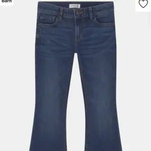 jeans från lindex i modellen ”freja”. köpta för ungefär ett år sedan. har ett litet slitage på knät som man ser på bild 3.💘 pris kan diskuteras