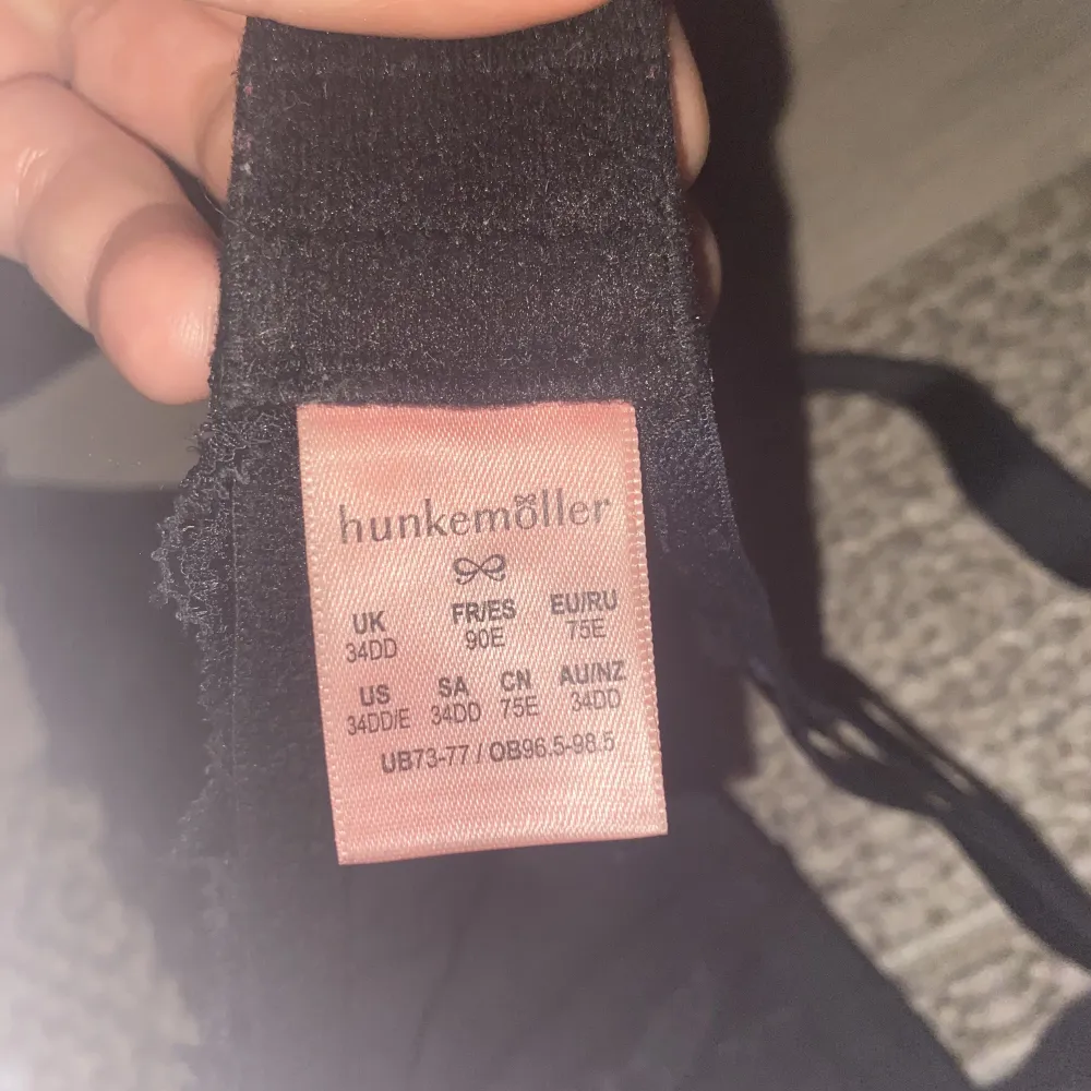 Hunkemöller bh, helt ny, endast testad. Säljer för att den inte passade. Nypris: 350kr, mitt pris: 250kr. Övrigt.