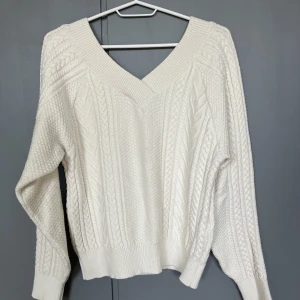 Mjukis set Chiquelle - Gräddvit stickat mjukssset från Chiquelle. Storlek 36. Tröjan använd 1 gång, byxor burits några gånger i hemmet. Djur & rökfritt hem. Gott fint skick och inget nopprigt & slitet på kläderna. Skickar fler bilder vid önskan! 