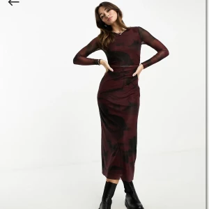 långklänning STRADIVARIUS ALDRIG ANVÄND - Långklänning i mesh från Stradivarius. Aldrig använd, helt ny. Alla lappar och etiketter sitter kvar. Säljer pga returneringstiden gick ut.