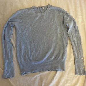  tunn stickad tröja från zara - Det är en tunn blå stickad tröja ifrån zara som är i storlek medium men är väldigt liten i storleken,så kan passa s och xs också!