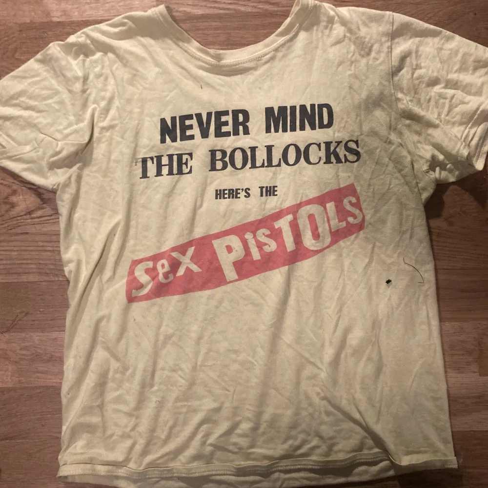 Klassisk sex pistols merch! Snygg och bekväm, knappt använd (ser något dammig ut på bilden men inget som syns i verkligheten.) Hör av dig vid frågor ⭐️. T-shirts.