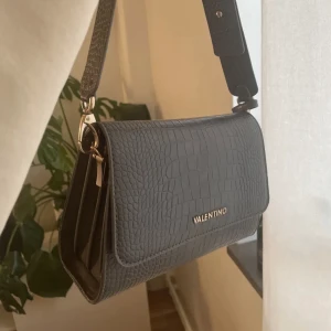 Valentino väska - En äkta valentino väska som jag köpt här på Plick, dock så har jag tappat bort kvittot men gammla säljaren vet!💞 Det tillkommer ett långt band också! Pris kan diskuteras