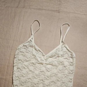 vit spetsbody - Fin vit spetsbody med tunna axelband.  Använd några gånger som linne.