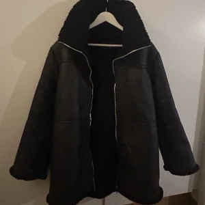 BikerJacket - BikerJacket från BikBOK i storlek M. Teddy innuti. Använd fåtal gånger