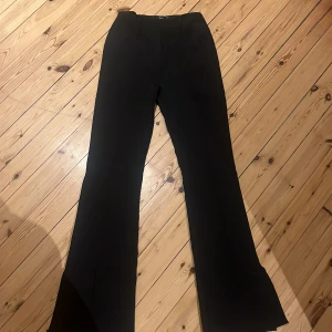 Kostymbyxor med slit - Kostymbyxor med slit från Bohoo. Stretchig och mjuk kostymbyxa. Aldrig använt. 