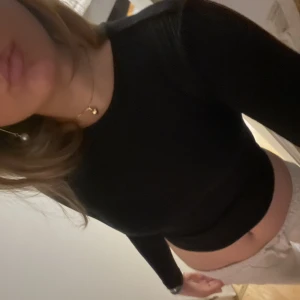 Svart tröja  - Jätte fin långärmad svart tröja. Aldrig använd 