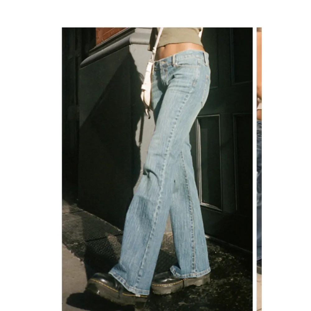 Lågmidjade och bootcut jeans som är från Brandy Melville som heter Brielle 90’s Jeans🫶Midjemått: 80 cm, Innerbensmått: 83 cm. Hör av angående frågor💗. Jeans & Byxor.
