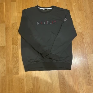Moncler tröja  - Knappt använd  Bra skick