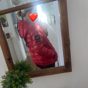 Röd Peak performance jacka  - Röd Peak performance jacka i storlek M passar både S och M den är jätte bra skick och har använts bara några gånger  