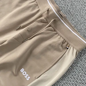 Hugo Boss byxor  - Hugo Boss byxor. Köpta på på Emporia på Room1006 för ca 1100kr. Mycket bra skick, knappt använda. Kom privat för fler frågor! 